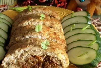 Мясной рулет с рисом и овощами