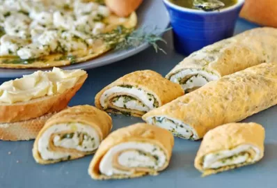 Омлетный рулет с творожной начинкой