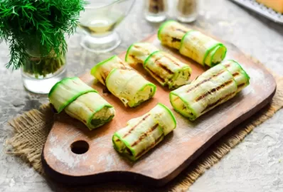 Кабачковые рулетики с курицей
