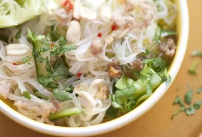 Салат из рисовых макарон и говяжьего фарша