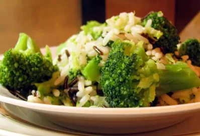 Тёплый салат с цветной капустой и бурым рисом