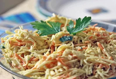 Тёплый салат c курицей, морковью и курагой