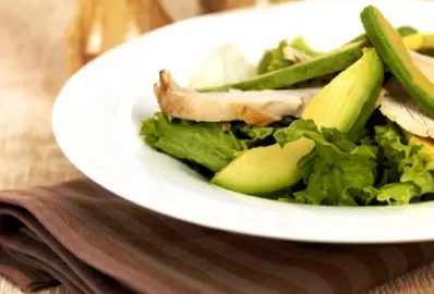 Зелёный салат с куриным филе и пекинской капустой