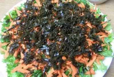 Лёгкий слоёный салат с морской капустой