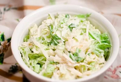 Нежный салат из курицы, капусты и тофу