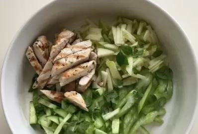 Летний салат с огурцами, авокадо и куриной грудкой