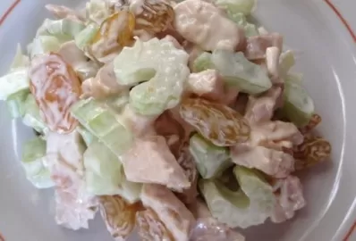 Салат с курицей, огурцом, морковкой и изюмом