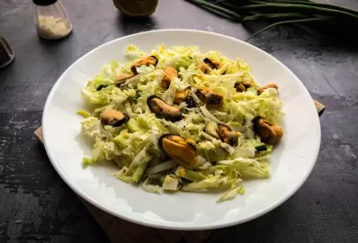 Салат с мидиями и сыром фета