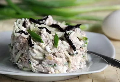 Нежный салат с куриной грудкой и черносливом