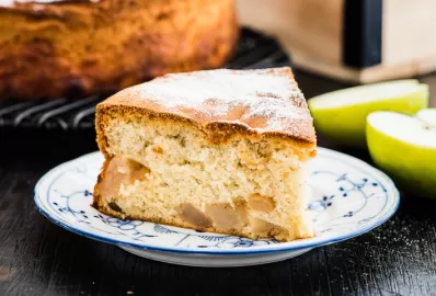 Диетическая шарлотка с яблоками