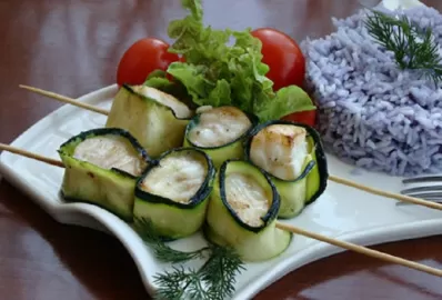 Рыбные шашлычки с кабачком