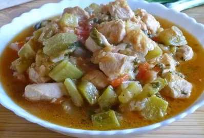 Тушеные кабачки с курицей в мультиварке