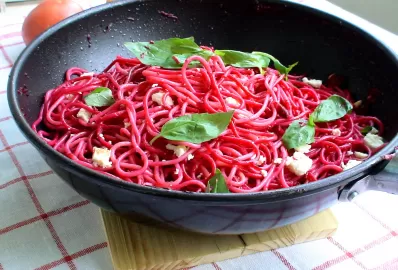 Свекольные спагетти с фетой