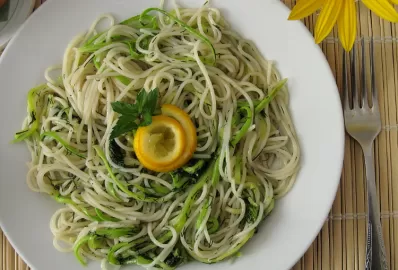 Спагетти с кабачком и укропом