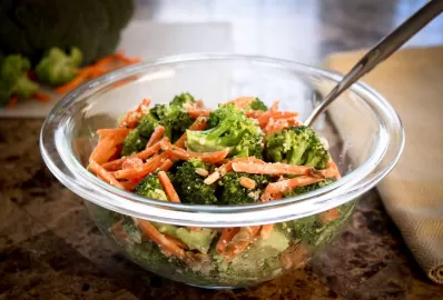 Салат с брокколи, морковкой и огурцами