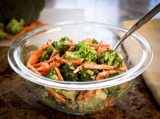Стол №5. Салат с брокколи, морковкой и огурцами - рецепт приготовления