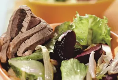 Свекольный салат с говядиной на пару