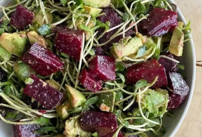 Салат со свеклой, авокадо и микрозеленью