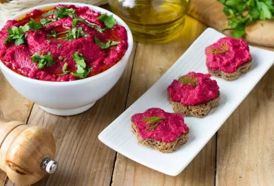 Тосты со свекольным муссом