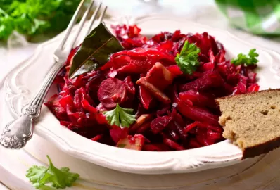 Капуста, тушеная со свёклой