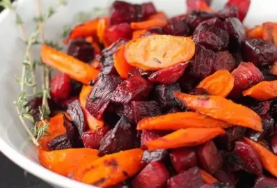 Тёплый салат из запечённой моркови и свёклы