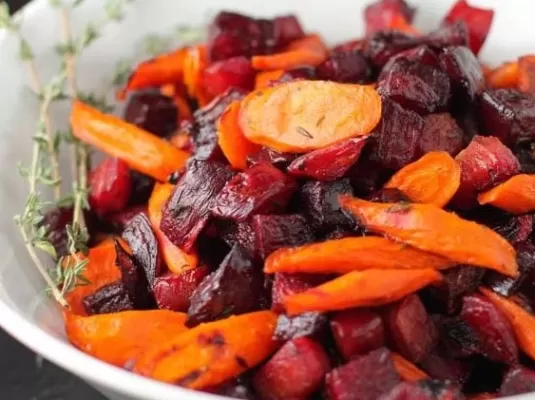 Тёплый салат из запечённой моркови и свёклы