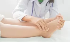 Гепатолог объяснила, когда при циррозе начинают отекать ноги