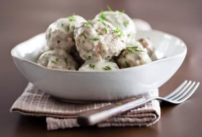 Мясные тефтели с сельдереем в сметанном соусе