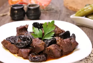 Телятина с яблоками и черносливом
