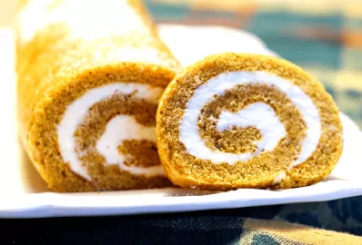 Тыквенный бисквитный рулет с бананом