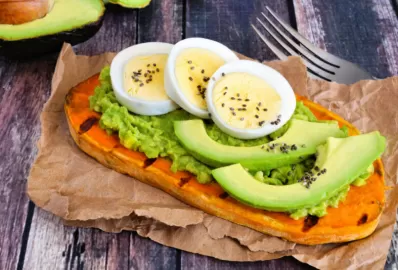 Тосты из батата с авокадо и яйцом