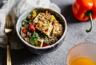 Гречка с запечёнными овощами и тофу