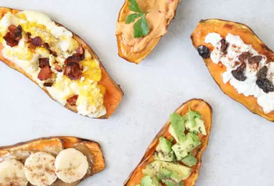 Тосты из батата с творожным сыром, огурцом и авокадо