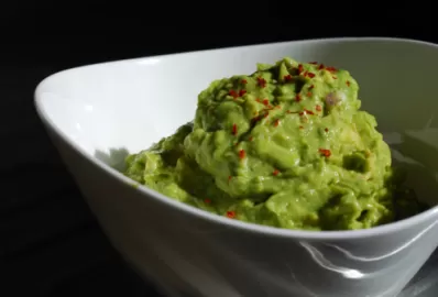 Рулет с паштетом из авокадо и яйцом