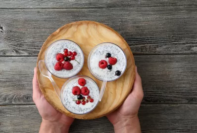 Завтрак с творогом, семенами чиа и ягодами