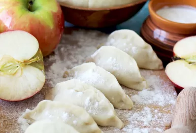 Яблочные вареники с корицей