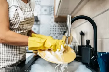 Химические вещества в средствах для мытья посуды опасны для печени