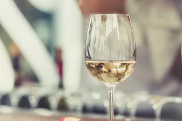 Россияне верят в существование безопасных доз алкоголя и всё чаще выбирают вино