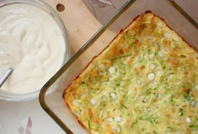 Овощная запеканка с курицей под нежной творожной шапочкой