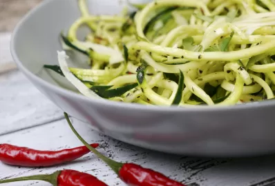 Спагетти из цуккини со стручковой фасолью