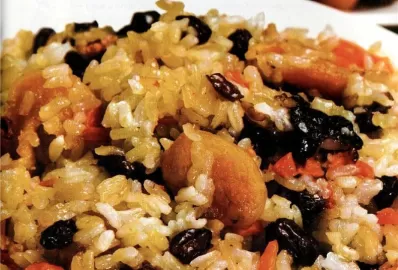 Бурый рис с курагой и изюмом