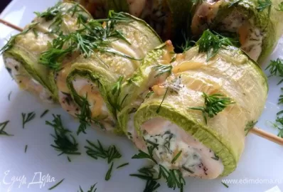 Мини-рулеты из кабачков с курицей