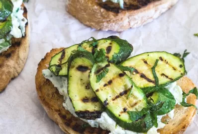 Брускетты с запечённым цукини