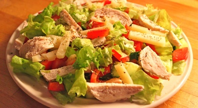 Салат из курицы с болгарским перцем и огурцом
